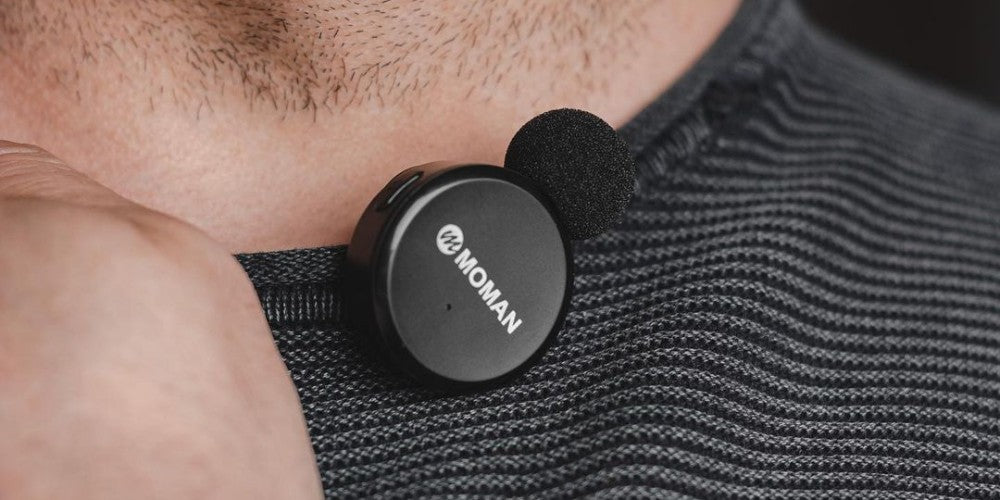 Moman CP2 tiny microphone for iPhone is designed to have a compact size and light weight. It uses the indicator lights instead of a screen display to show the current status.