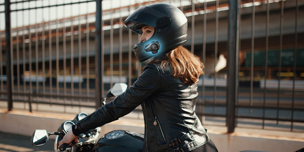 Moman H3 Bluetooth communication for motorcycle riders not only supports two-way speaking, but also connects 6 people to communicate at once.