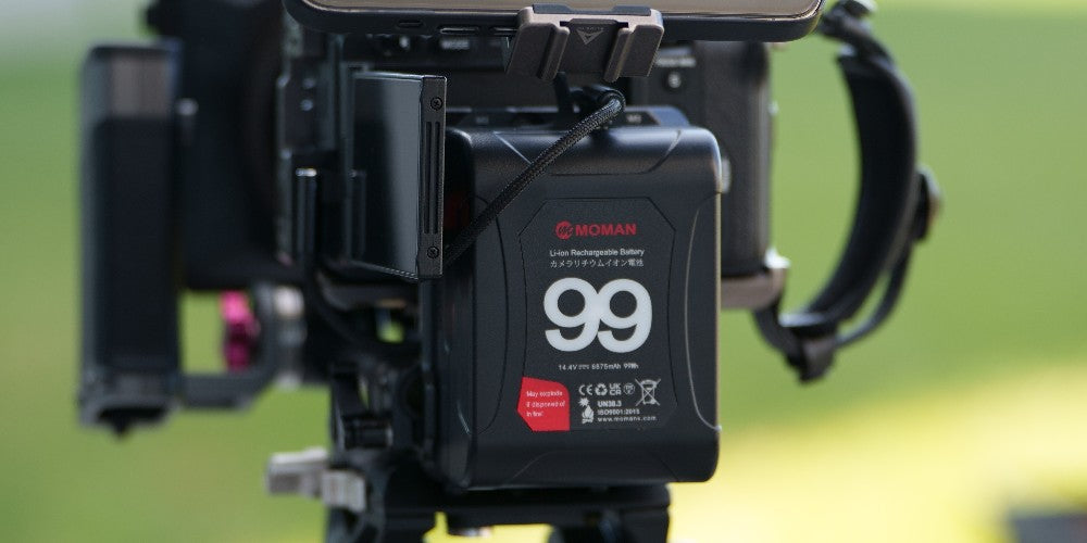 La Moman Power 99 Blackmagic Pocket Cinema Camera da 99 Wh garantisce un processo di ricarica stabile e veloce per vari tipi di dispositivi, come monitor, luci LED, laptop e smartphone.