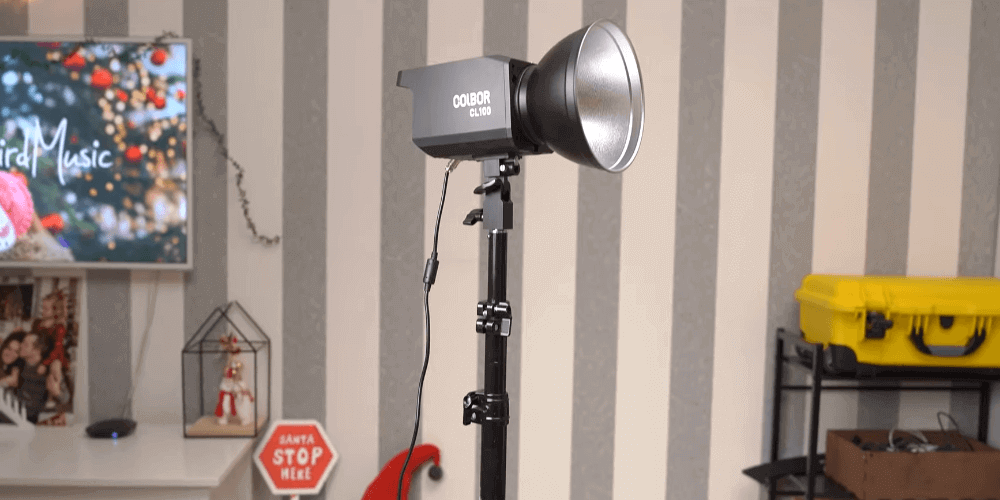 COLBOR CL100 compact studio can be placed standing on the ground and held by hands as well