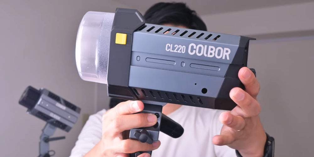 COLBOR CL220 is the new arrival at Moman PhotoGears Store. It has four kinds of plug as options, including the US, UK, JP, and EUR plugs.