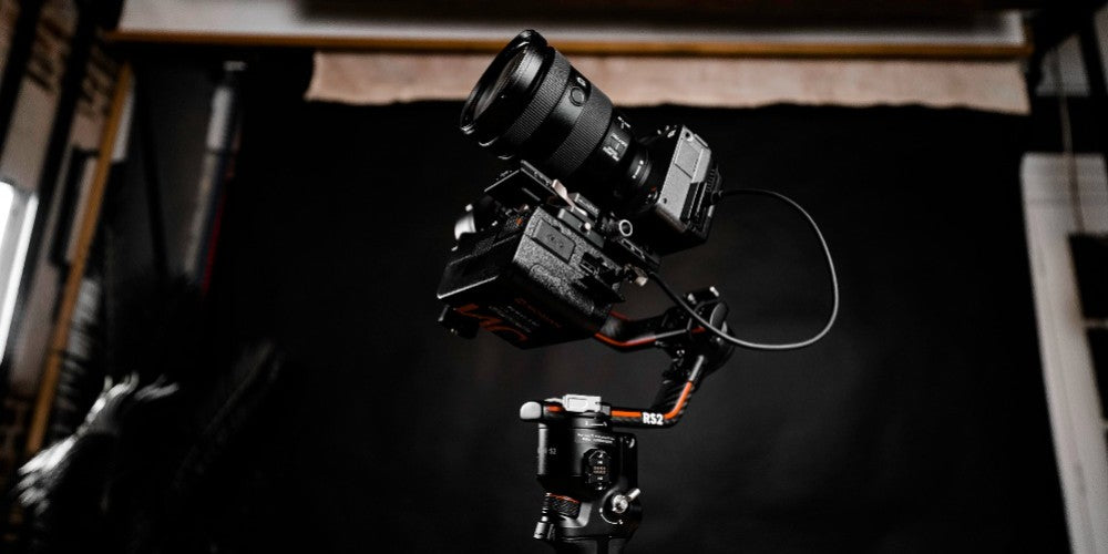 Moman Power 140 can be the strong power souce of your photography setup. It is capable of powering up the shooting device, camera-mounted light, and other devices.