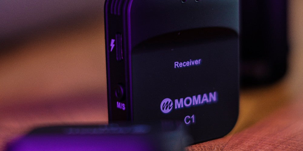 Moman C1X wireless laple microphone for video camera has adjustable low cut function and gain control of 4-level(0-8dB). It supports high-quality sound capturing for recording and live streaming.