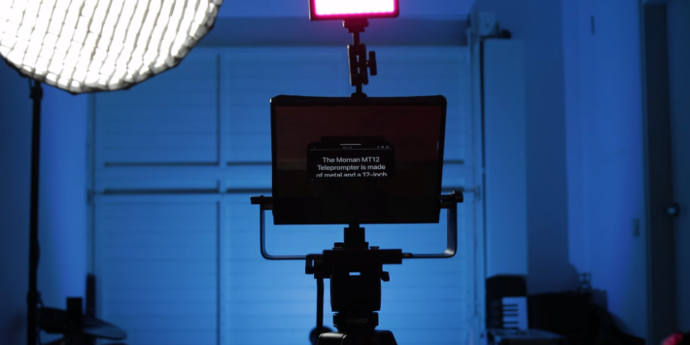 Moman MT12 computer teleprompter enjoys a wide reading range and supports large tablets as the prompter device.