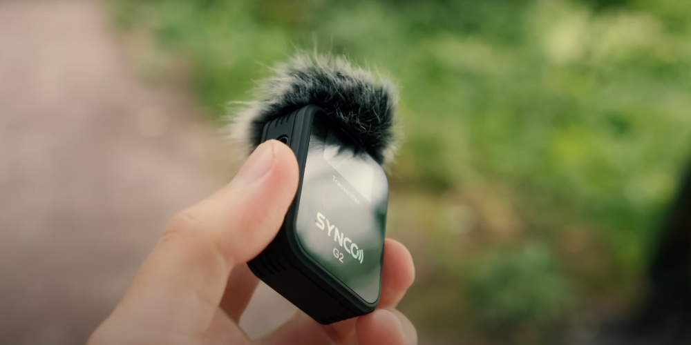 SYNCO G2(A2) provide clean and natural sound thanks to the noise-canceling feature. But you can still use the windmuff for strong wind noise when shooting outdoors.