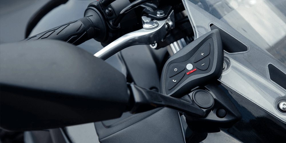 Moman H2 helmet intercom for motorcyclists is compact, durable and waterproof. It provides clear and crisp sound for music streaming, phone calls, and wireless conversations.