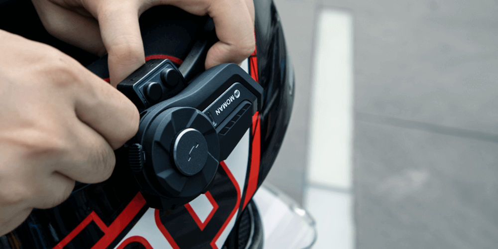 Moman H2 Bluetooth wireless communication features a special knob design for convenient control. You can adjust volume, change songs, pick up phone calls while wearing a motorcycle gloves.