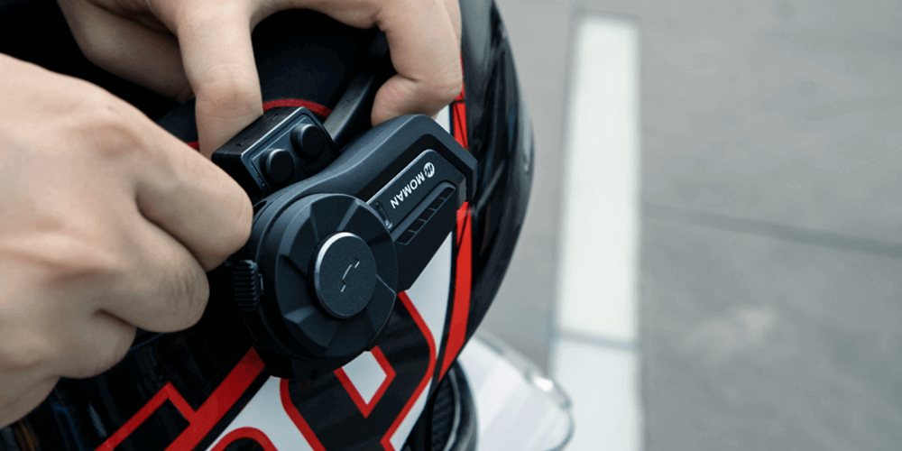 Moman H2 helmet to helmet motorbike intercom is designed to have a knob control. It offers easy operation for communciating during high-speed riding.