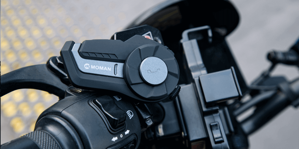 Moman H2 is a Bluetooth communicator for motorcycle riding, biking, skiing, and other sports. It supports two-way speaking.