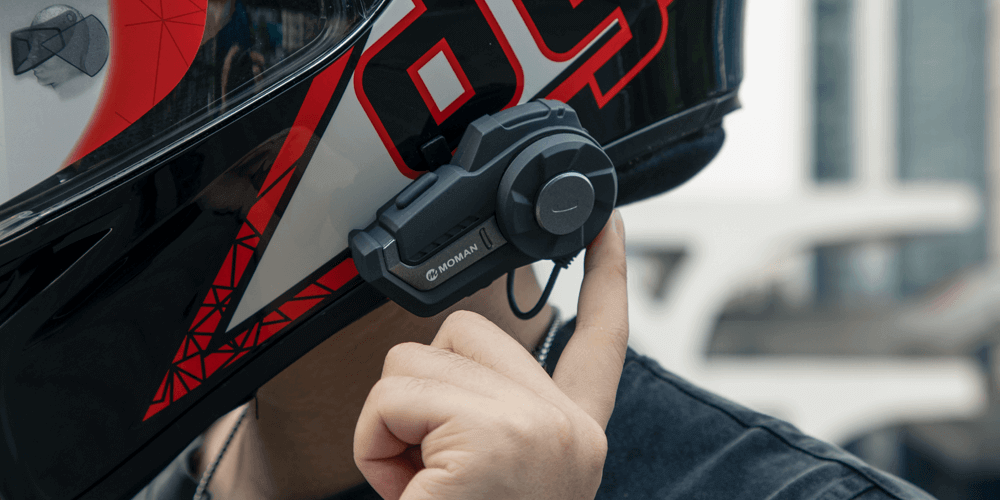 Moman H2 Bluetooth helmet intercom for cyclists has the special and convenient knob control for changing music, adjusting volume or FM radio channels.