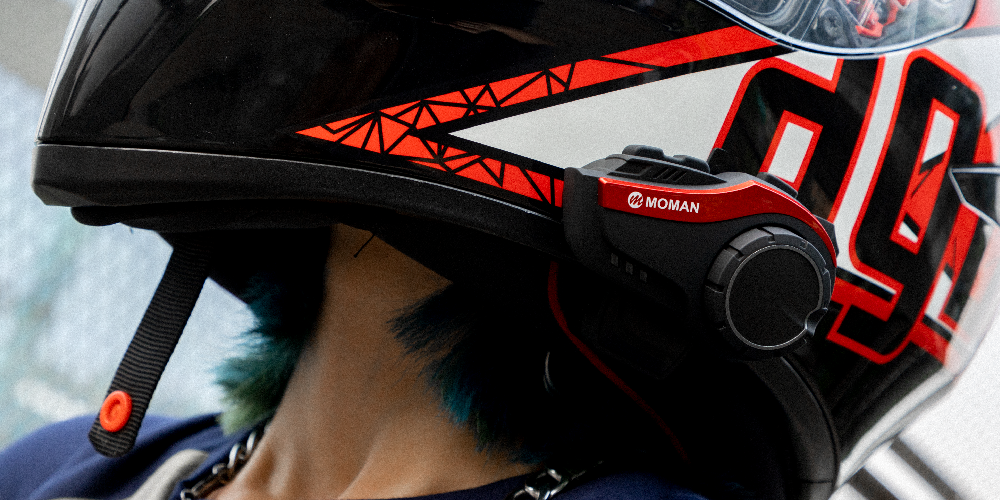 Moman Motocycle Bluetooth helmet communications can be mounted on full-face helmets, the motocross style, the retro type, and so on.
