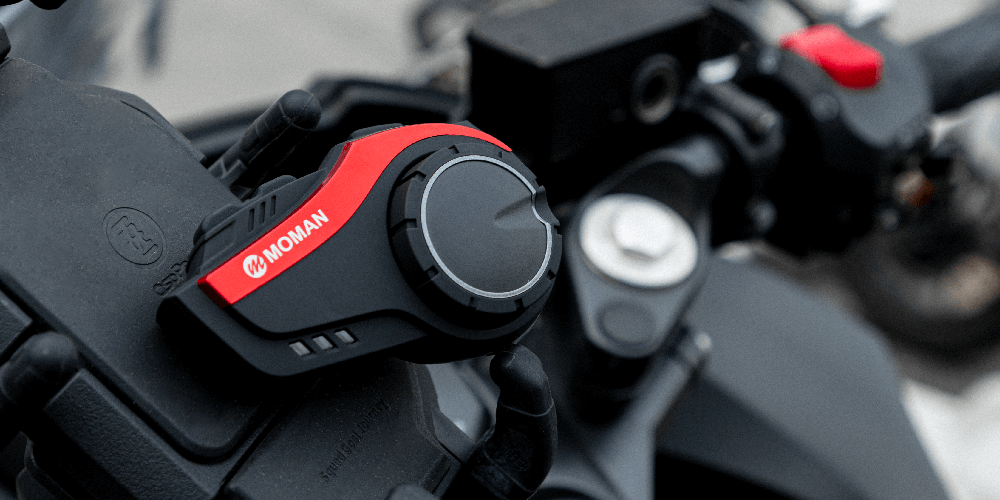 Moman H2 Red helmet intercom system uses the special knob control design for easy operation. Even motorcyclists wear thick gloves, they can switch channels, pick up phone calls, change songs easliy.