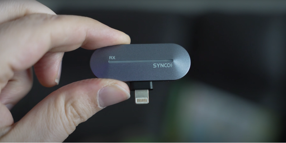 SYNCO P2L wireless lapel mic has an indicator LED light to show the battery life. You can use it for video filming, online classes, and so on.