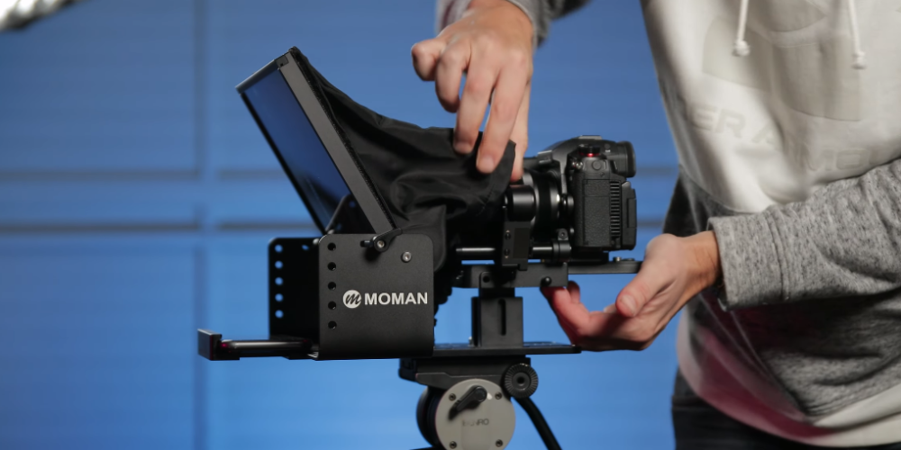 With the special cloth shroud and drawstring design, Moman MR12 modern teleprompter for video is compatible for mirrorless cameras, BMPCC, DSLR, camcorders, cell phones, etc.