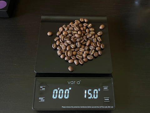 Frisch geröstete Kaffeebohnen, Spezialkaffee-Brührezept, Origami-Brühanleitung, Coffee Gear Cafe Brews, wie man Kaffee brüht, Moccamaster-Rezept, wie man eine Kaffeemühle benutzt, wie man den Kaffeetropfer V60 benutzt, wie man den V60-Brüher brüht, wie man Eiskaffeebohnen brüht