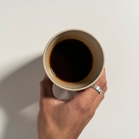 过滤咖啡 在 Huskee 杯中倒入咖啡 基本咖啡师咖啡研磨机 现磨咖啡 倒入咖啡 墨尔本 澳大利亚 冲泡设备 AeroPress 咖啡