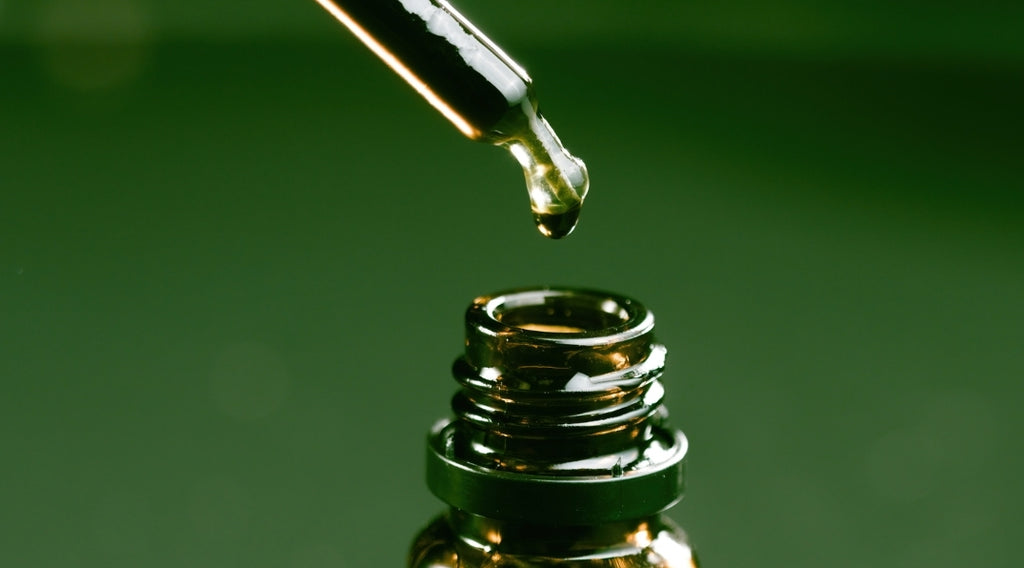 CBD-Öl Dosierung; CBD-Öl Pipettenflasche Nahaufnahme
