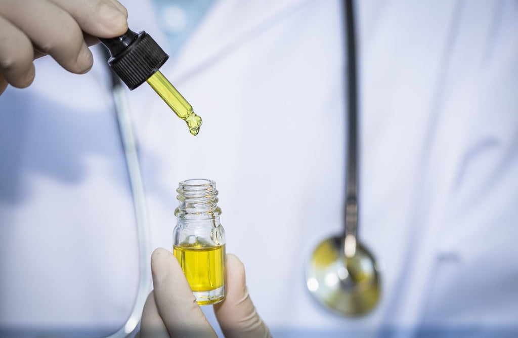 CBD-Öl vom Arzt gehalten