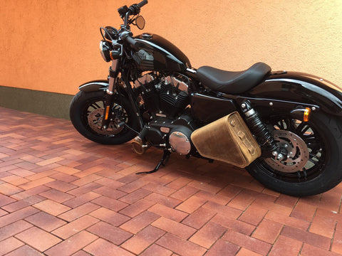 Clean Hellbraun Seitentasche mit Flaschenhalter für Harley-Davidson Sportster