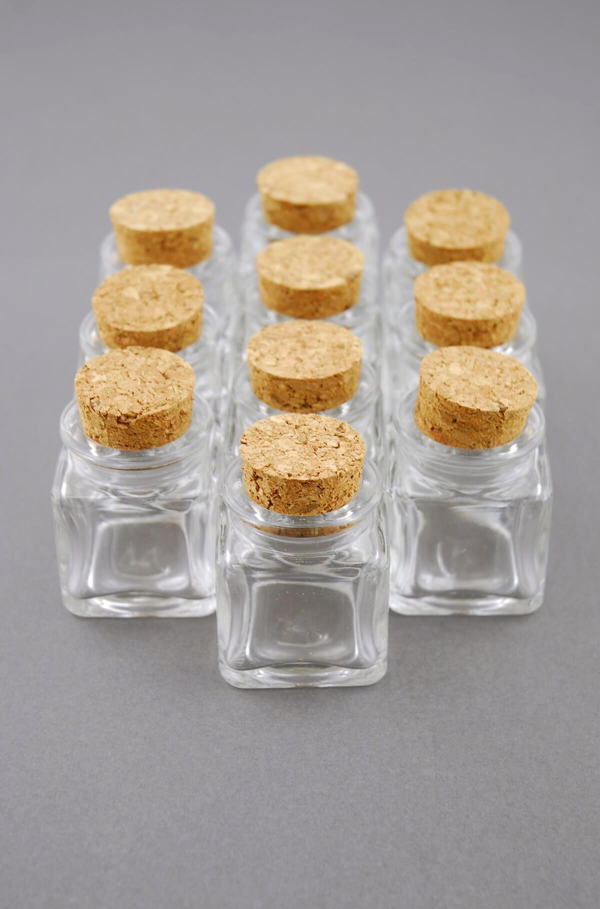 https://cdn.shopify.com/s/files/1/0398/6145/2953/products/mini-glass-bottle-square-with-cork-1_1600x.jpg?v=1689101912