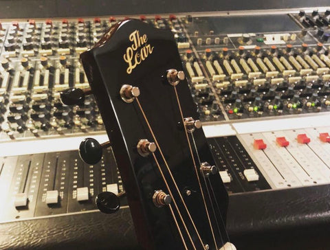 The Loar gitaar in de studio