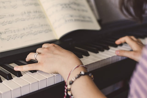 vrouw speelt piano