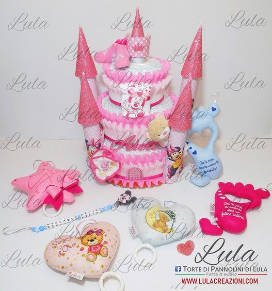 torte di pannolini pampers lula creazioni belle idea regalo nascita battesimo baby shower maschio femmina particolare utile spedizioni italia milano roma napoli carillon con dedica e nome, cuore, stella piedino impronta e castello grande principessa bello con regalini body personalizzato minnie e bavaglino