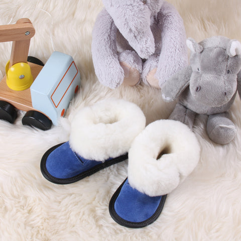 Pantoufles pour enfant sur peau de mouton avec jouets
