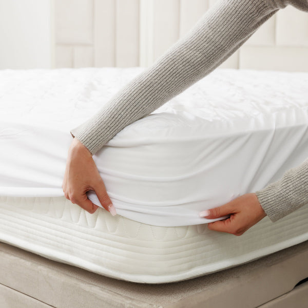 https://cdn.shopify.com/s/files/1/0399/4664/9758/products/snug-white-luxury-500tc-fitted-sheets-bedding-gallery-direct-711279.jpg?v=1670952593&width=600