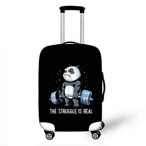 Photo d’une valise à quatre roues qui est habillée avec une housse de valise de couleur noire avec un panda qui est très musclé et qui porte une barre de musculation avec d’ immenses poids. Il y a marqué « The struggle is real » en bas.