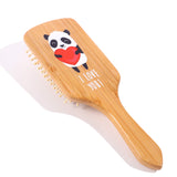 Photo d’une brosse à cheveux en bois recyclable avec un imprimé d’un panda trop mignon qui tient un cœur immense entre ses pattes et qui dit je t’aime.