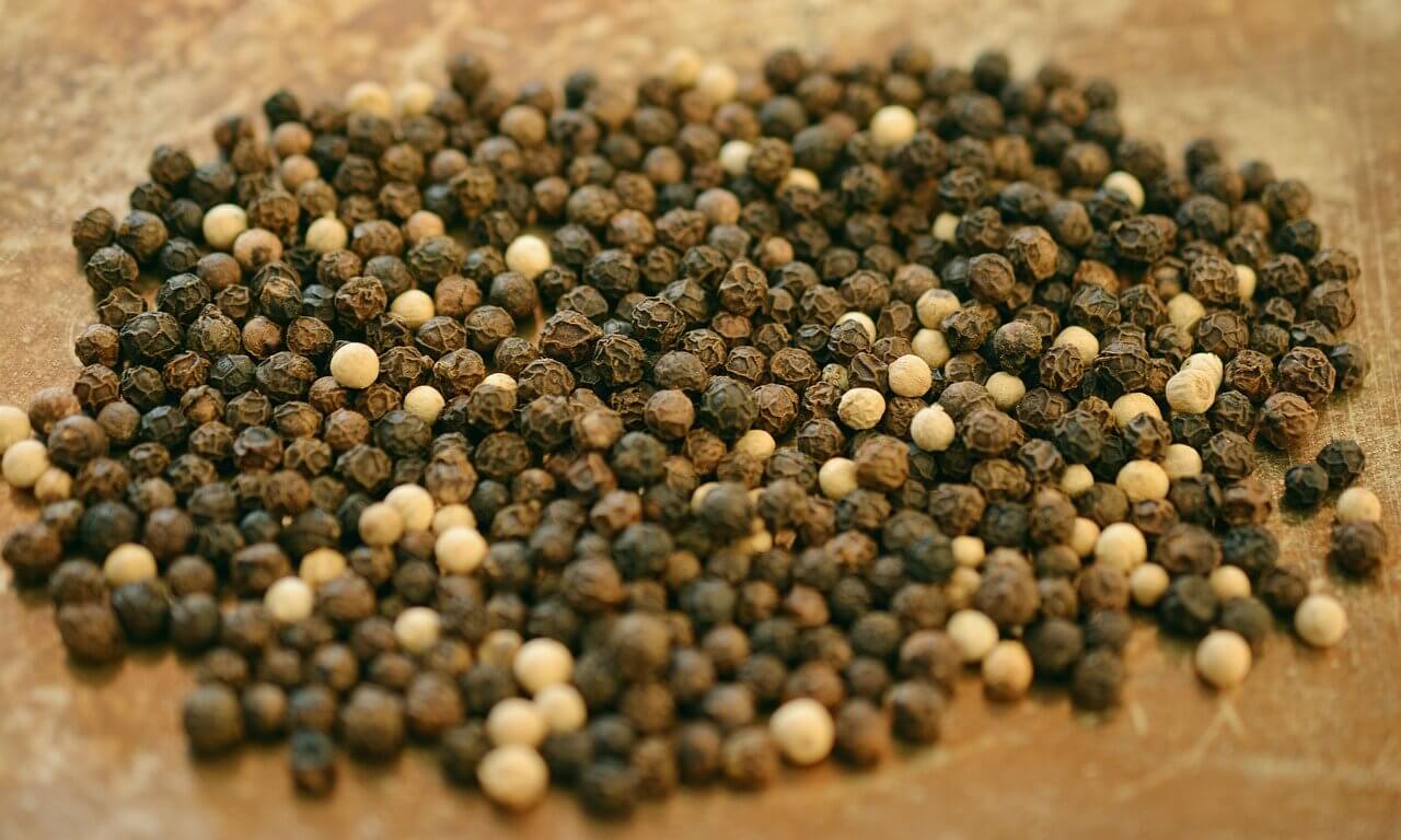 The Taste Difference Between White and Black Pepper