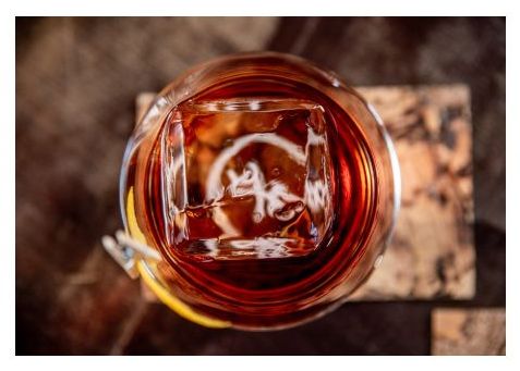 Large clear ice cubes for cocktails