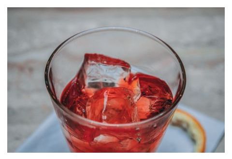 Small ice cubes for cocktails