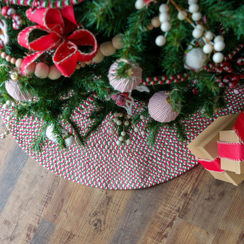 christmas tree skirt with tree and gifts