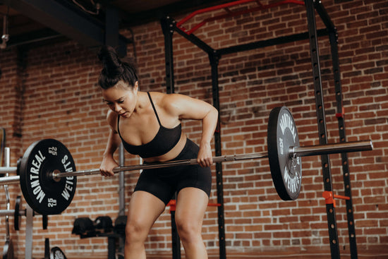 femme faisant du barbell row