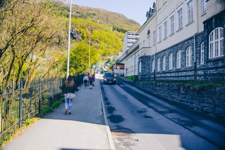 Turens lengste etappe i bebyggelse går mellom Løvstakken og Ulriken. 