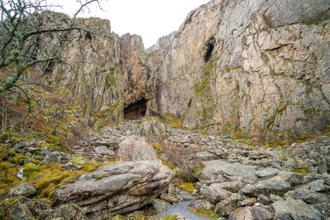 Dette er det geologene kaller en Brenningsgrotte. Grotten har blitt formet gjennom mange istider og forskere mener grotten er så gammelt som 465 millioner år. Altså uforståelig gammel.