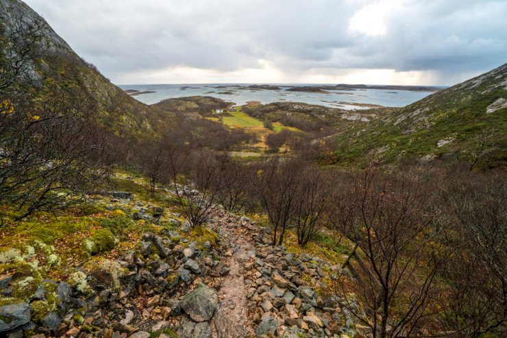 Jeg trasket ned fra hullet på vestsiden og hadde hele tiden flott sikt ut mot havet, Stien var litt glatt og steinete, men selv om jeg tok det litt forsiktig så var jeg nede på 1-2-3. Det er jo tross alt ikke de helt store avstandene på disse øyene. 