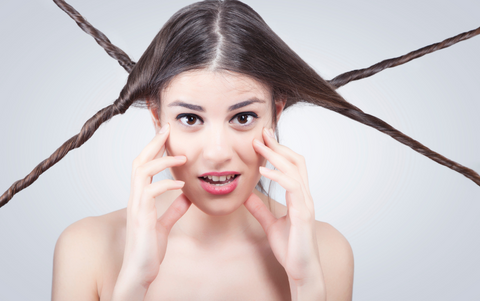 eine-frau-mit-gemischtem-haar