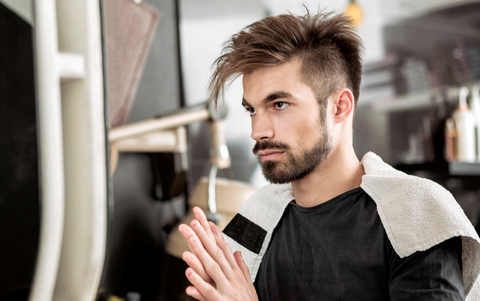 ein-mann-hat-gepflegte-haare