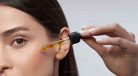 girl applying regenerating face serum