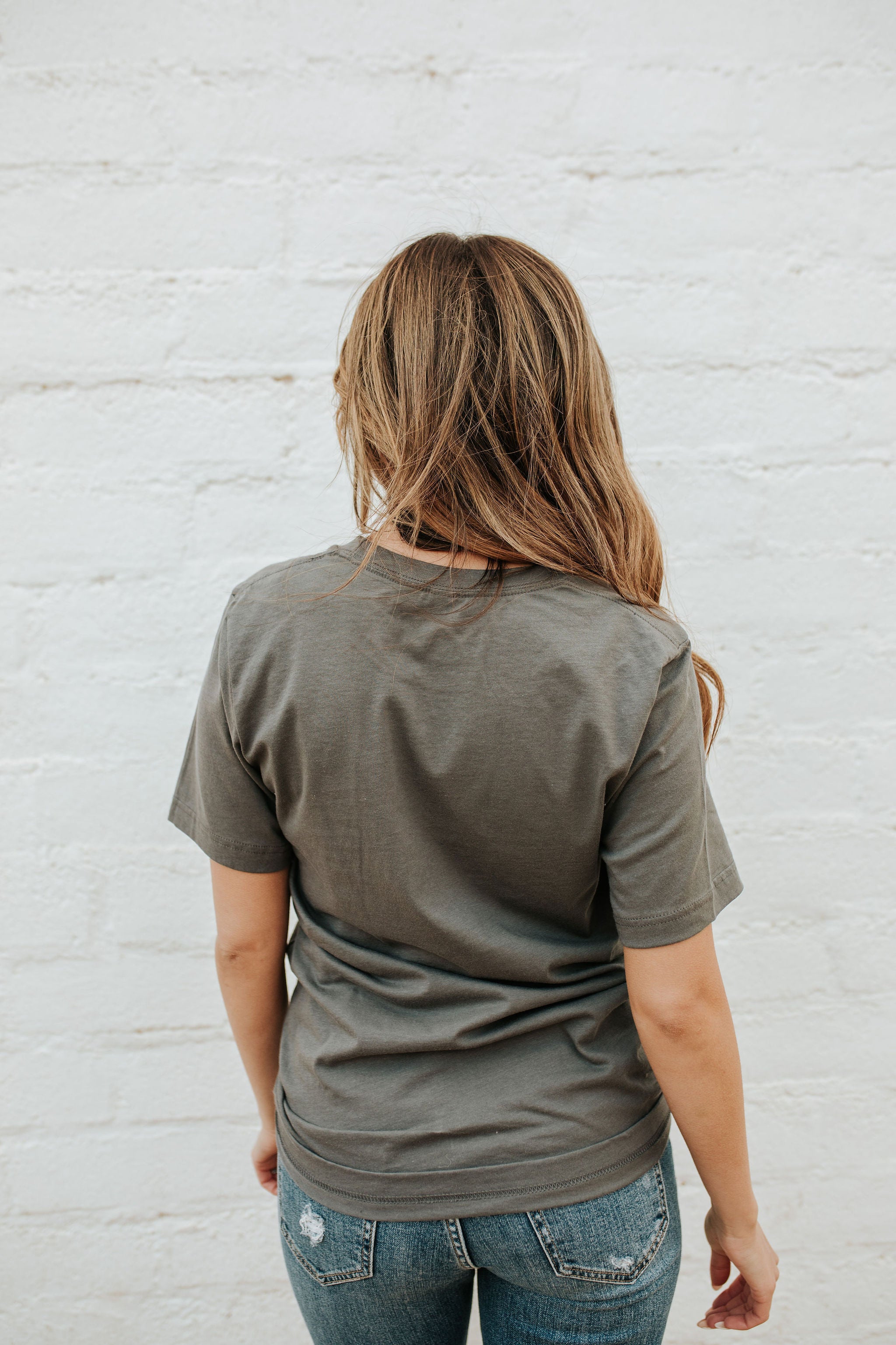 THE DESERT DAZED GRAPHIC TEE IN CHARCOAL GREY