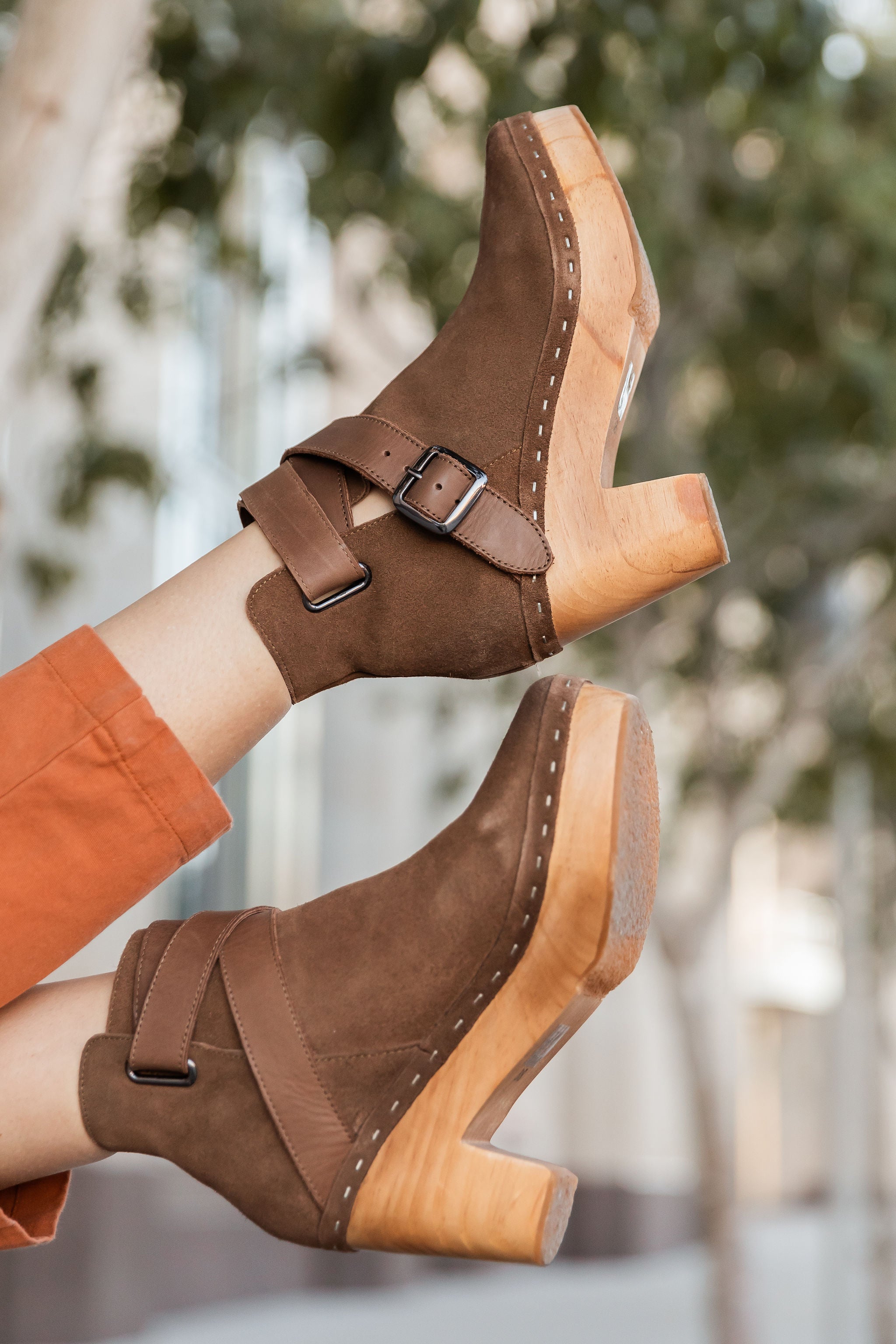 THE FREE PEOPLE BUNGALOW CLOG BOOT IN 