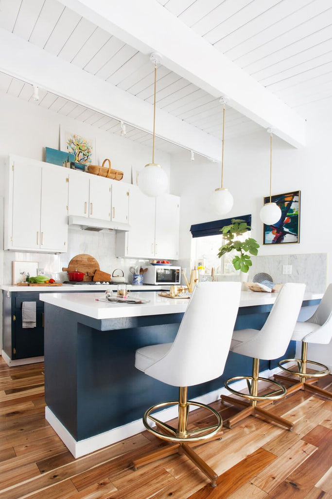 Une cuisine ouverte et bleue à la décoration glamour