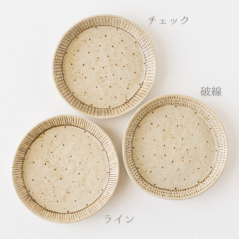 Junko Kanenari's round plate with a warm pattern that makes you feel warm