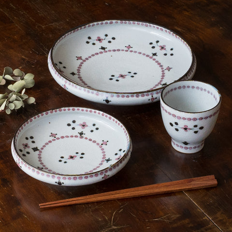 A small flower pattern vessel from a Tosai kiln that creates a wonderful dining table