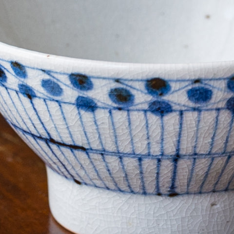 細かな貫入が美しい陶彩窯の花垣文のめし碗