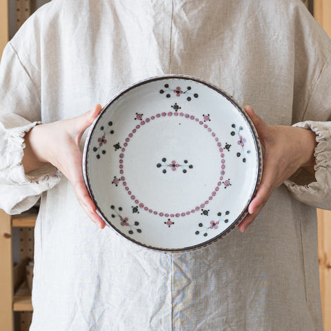 A small flower design 7-inch deep dish from Tosai kiln that enriches your time at home