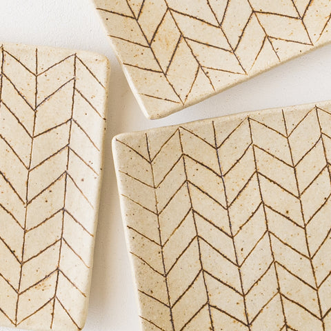 Herringbone-pattern square plate by Junko Kanari